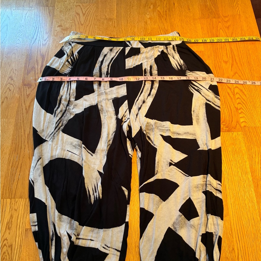 Stylish Black and White Cropped Pants - Picture 6 of 7